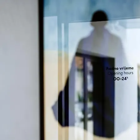 ホテル Septembar 4*